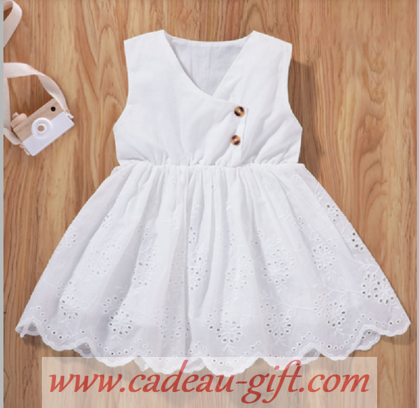 Robe blanche pour bébé en livraison à Antananarivo